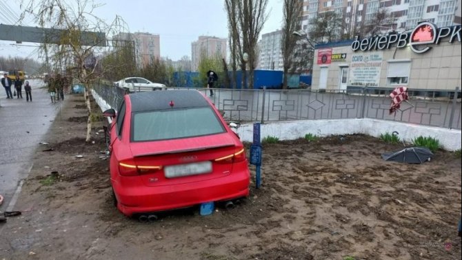 В Волгограде иномарка сбила женщину на тротуаре и врезалась в ограждение