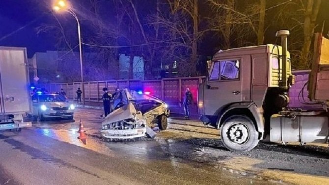 Два человека погибли в ДТП с грузовиком в Екатеринбурге