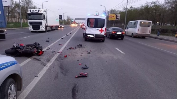 Мотоциклист пострадал в ДТП со «скорой» в Волгограде