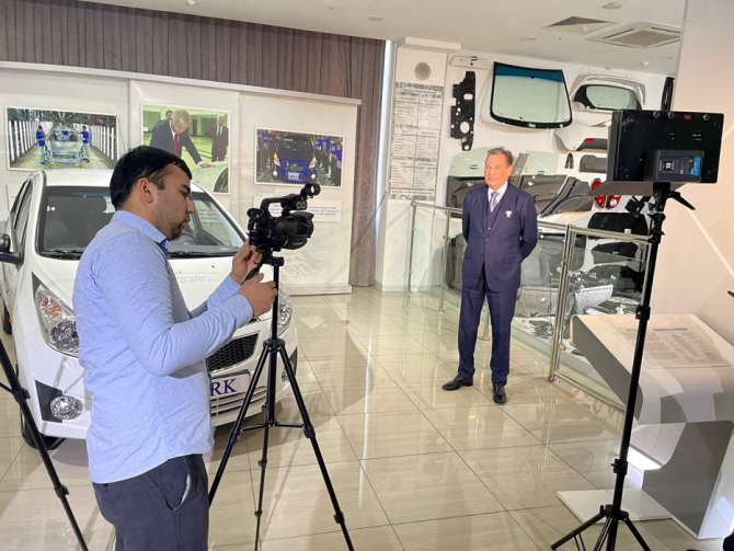 Андерссон в автомобильном музее в Ташкенте на фоне стенда, рассказывающего об уровне локализации – интервью Habar-24 – главного информационного канала Казахстана