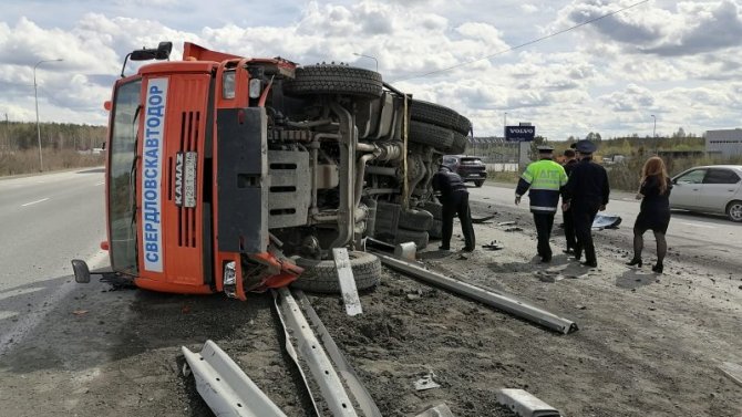 В Свердловской области погибли трое дорожных рабочих и водитель большегруза
