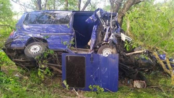 Молодой водитель микроавтобуса погиб в ДТП в Брянской области