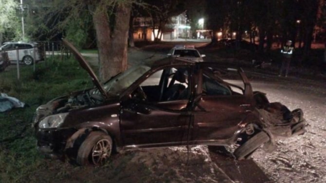 В Балакове автомобиль врезался в дерево – водитель погиб