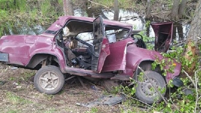 В Башкирии ВАЗ врезался в дерево – один погиб, трое пострадали