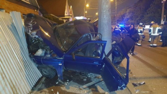 В Краснодаре пьяный водитель врезался в столб – погибла девушка