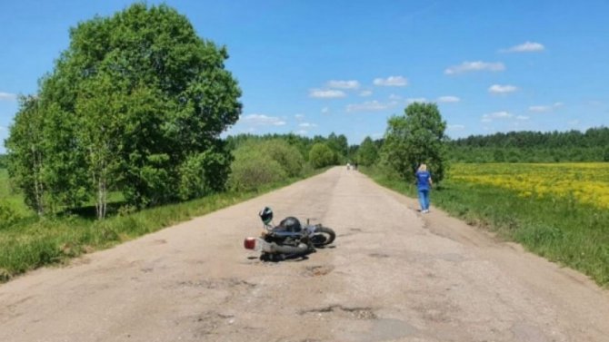 Два человека пострадали в ДТП с мотоциклом в Тверской области