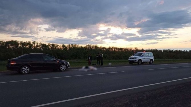 В Оренбургской области иномарка насмерть сбила человека на трассе