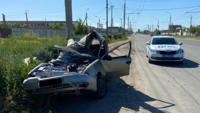 В Балакове автомобиль врезался в столб – водитель погиб