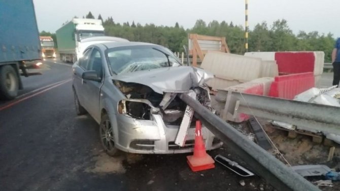 В Вологодской области машина нанизалась на отбойник