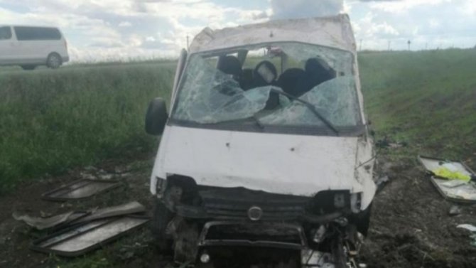 Два человека пострадали при опрокидывании микроавтобуса в Ульяновской области