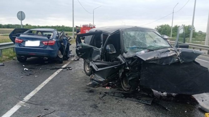 Водитель «Лады» погиб в ДТП в Саратовской области