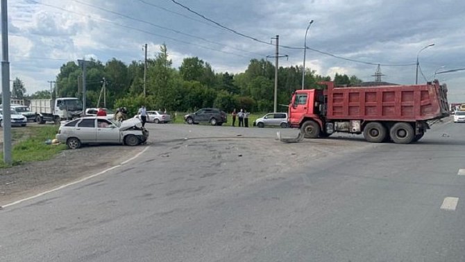 Водитель ВАЗа погиб в ДТП под Новосибирском