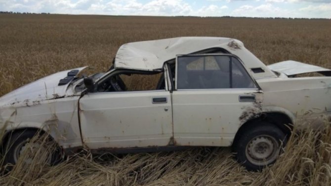 Водитель пострадал при опрокидывании машины в Воронежской области