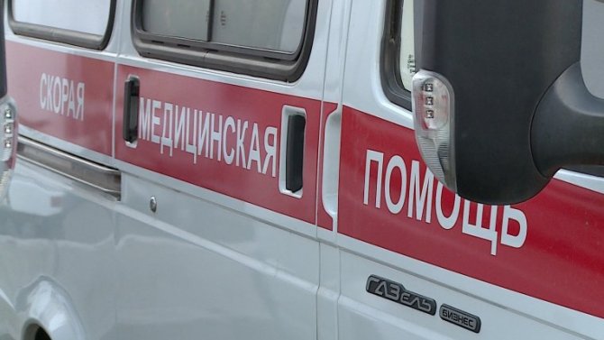 В Москве BMW врезался в столб: пострадали женщина и двое детей