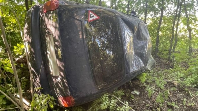 Два человека пострадали при опрокидывании автомобиля в Воронежской области