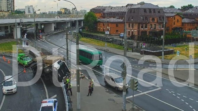 В Москве мусоровоз опрокинулся и засыпал улицу содержимым
