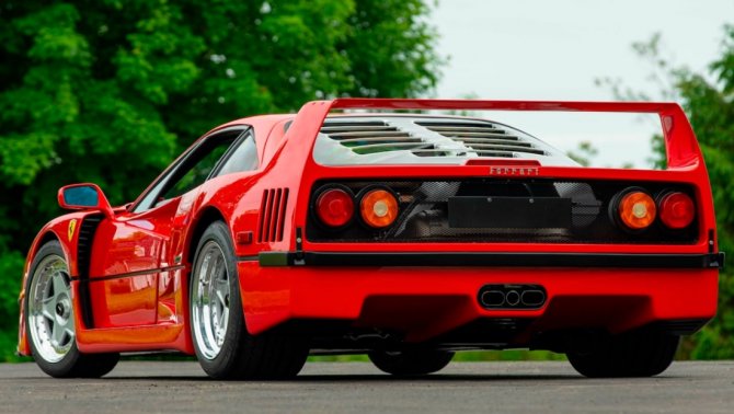 Аукционный дом Mecum проведёт торги за культовый суперкар Ferrari F40  7