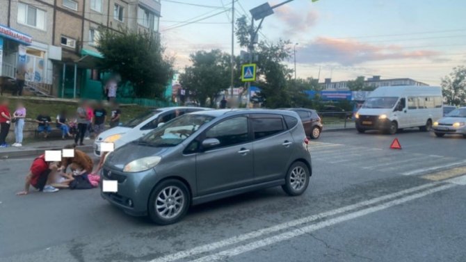 Во Владивостоке женщина за рулем автомобиля сбила ребенка на переходе