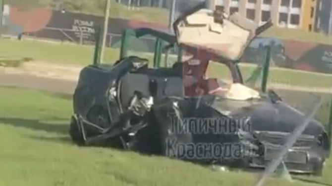 Юную пассажирку автомобиля, попавшего в ДТП в Краснодаре, из покореженного салона извлекали спасатели