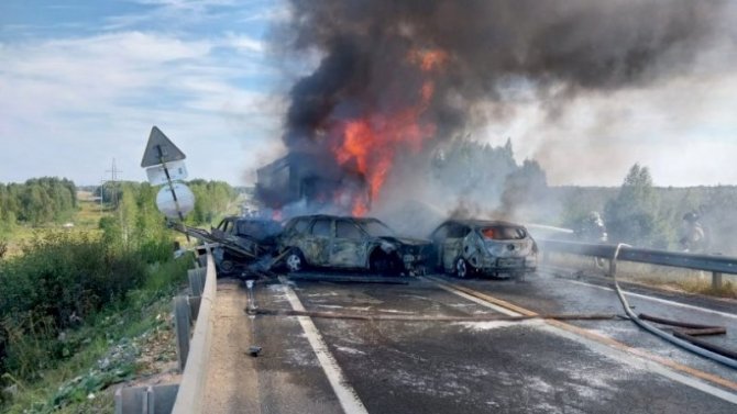 В Вологодской области грузовик протаранил семь автомобилей – все загорелись