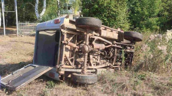 В Кировской области при опрокидывании УАЗа погиб пассажир