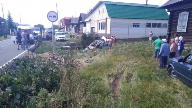 Два человека погибли при опрокидывании автомобиля в Челябинской области