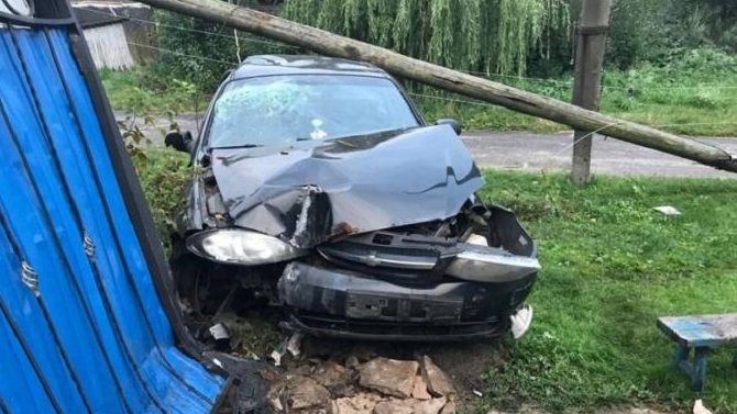 В Брянской области пьяная женщина на Chevrolet врезалась в столб