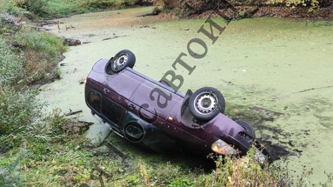 В Заокском районе «Лада» свалилась в болото – водитель погиб