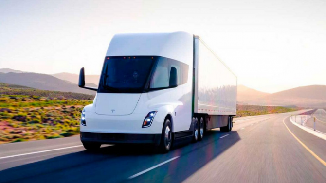 Представлена серийная версия электрического грузовика Tesla Semi