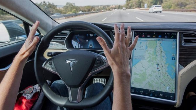 Владельцы электромобилей Tesla ругают обновлённый автопилот