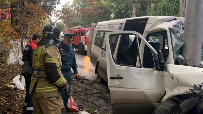 В ДТП с микроавтобусом в Саратове пострадали 18 человек