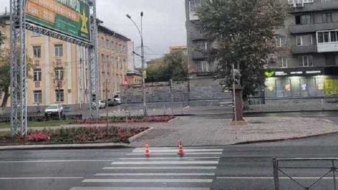 В Новосибирске водитель сбил двух пешеходов и скрылся