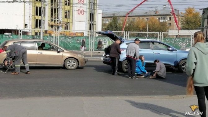 В Новосибирске на переходе сбили девушку
