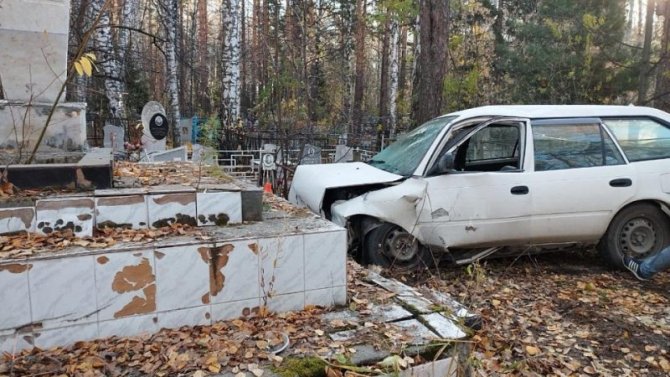 В Новосибирске водитель врезался в памятник и погиб