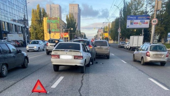 В ДТП в Саратове пострадала 27-летняя пассажирка ВАЗа