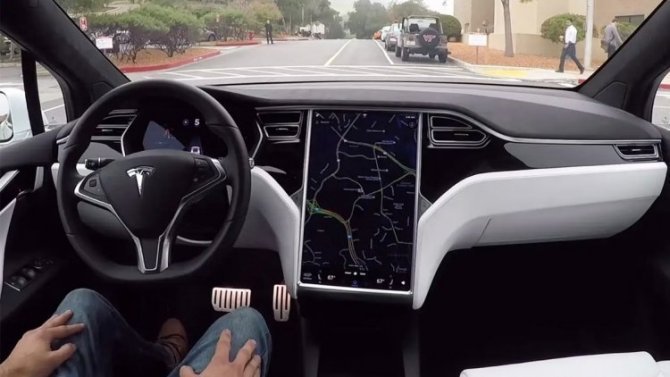 Фирма Tesla не получила разрешение на эксплуатацию своих электромобилей без водителей