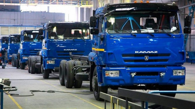 В сентябре КамАЗ выпустил меньше грузовиков, чем в прошлом году, но работает в усиленном режиме