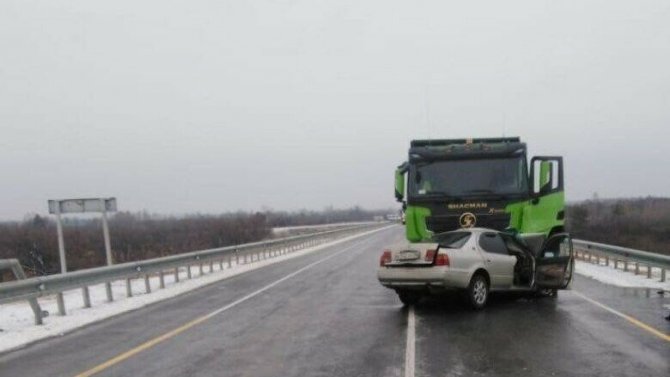В ДТП с грузовиком в Амурской области пострадал водитель легковушки