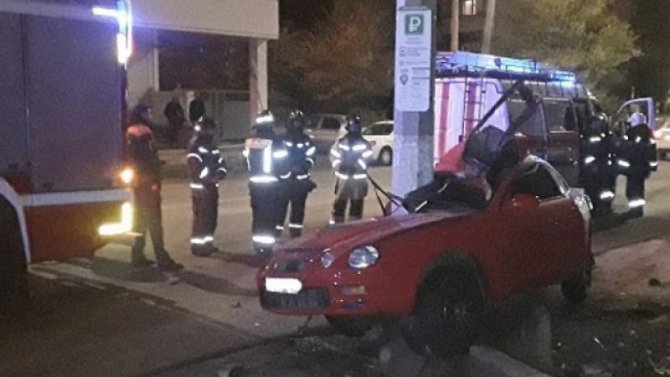 В Белгороде автомобиль врезался в столб – водитель погиб