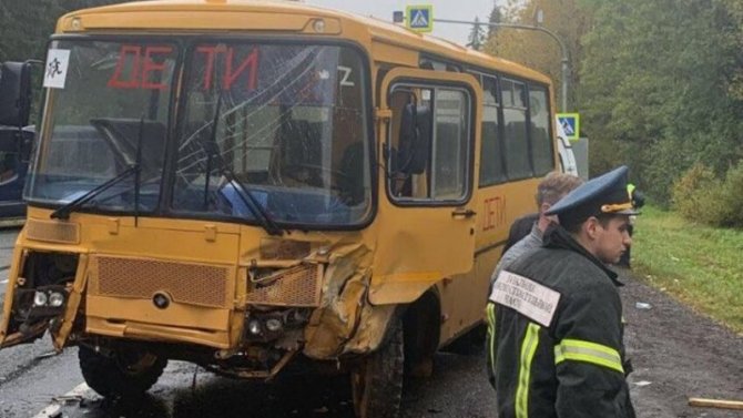 В Ленобласти после ДТП девочка вылетела из окна школьного автобуса