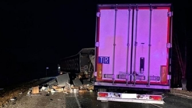 Два человека погибли в ДТП с грузовиками в Новосибирской области