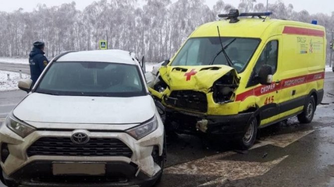 В Татарстане столкнулись «Тойота» и карета скорой помощи, погибла медсестра