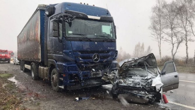 Два человека погибли, трое пострадали в ДТП с грузовиком и легковым авто в Рязанской области
