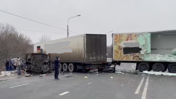 В массовом ДТП с участием двух грузовых машин и микроавтобуса в Подмосковье пострадали два человека