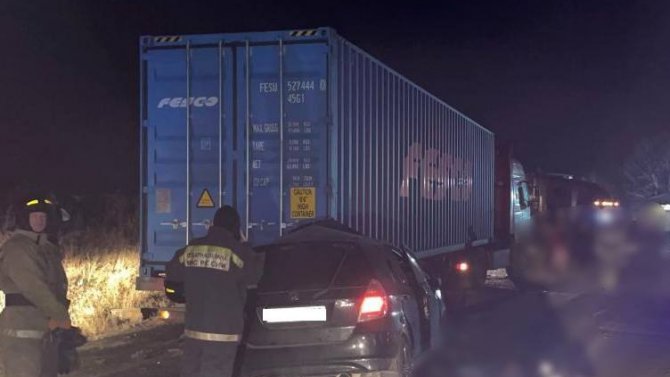 В Приморском крае водитель иномарки погиб, въехав в стоящий грузовик