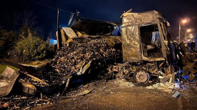 На Кубани зерновоз столкнулся с фурой, перевозившей алкоголь, та загорелась. Один из водителей пострадал