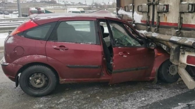 В столкновении «Форда» и фуры в Саратове пострадала маленькая пассажирка