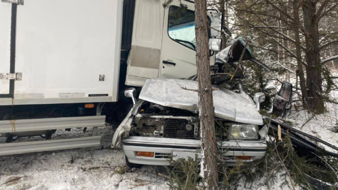 В Красноярском крае «Ниссан» и грузовик столкнулись и съехали в кювет, погиб один человек