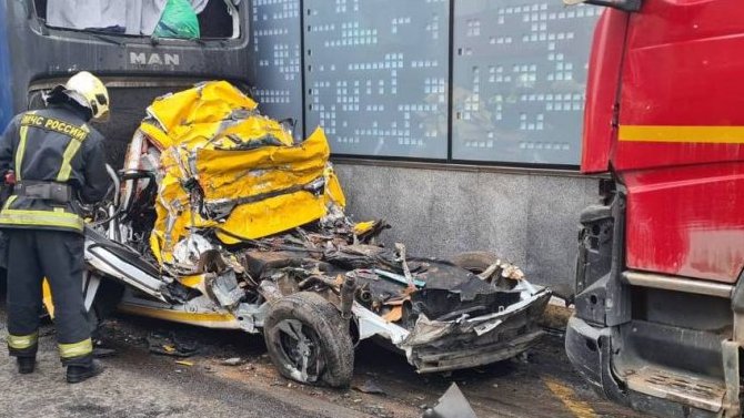 Водитель грузовика, раздавившего такси в Москве, отправлен под арест