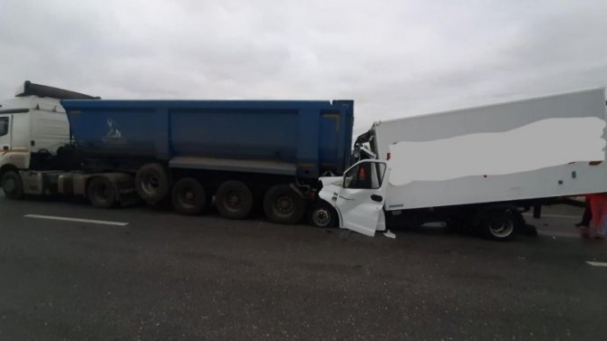 Под Ставрополем столкнулись два грузовых автомобиля, пострадал водитель